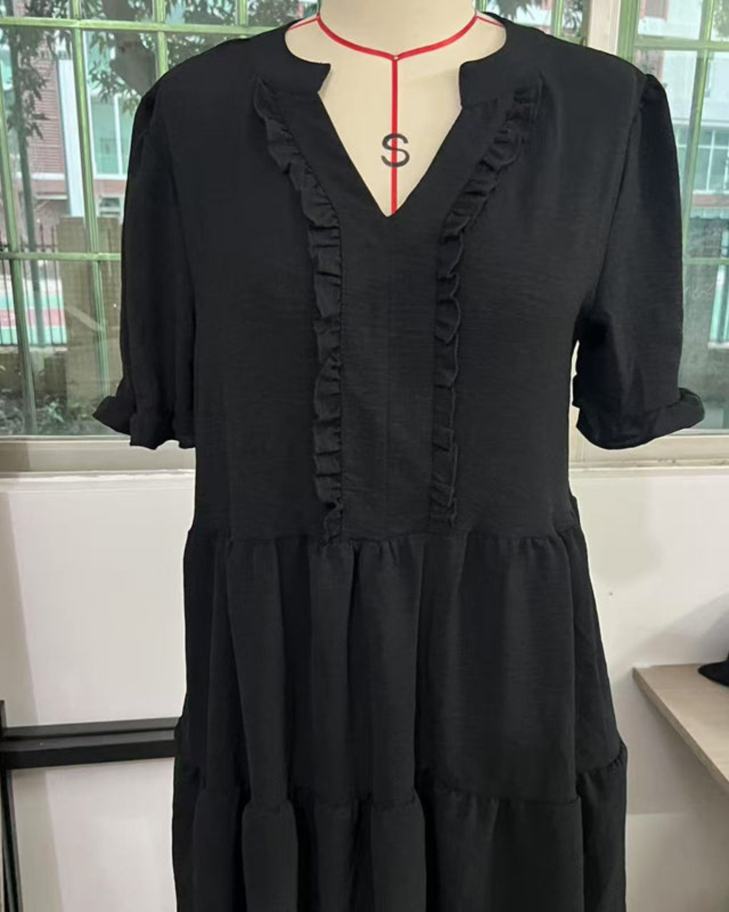 Robe Éloise™ — Robe fluide à volants col V