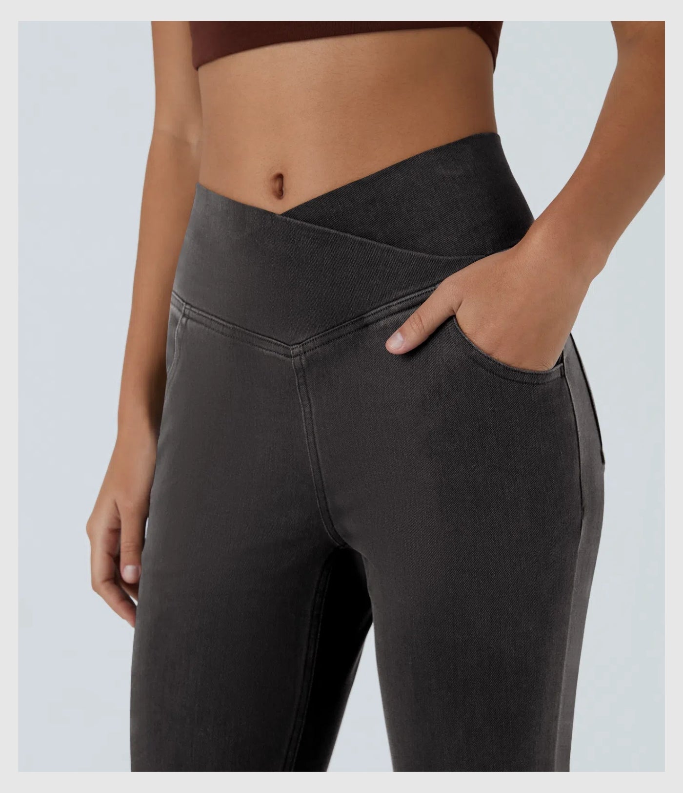 Pantalon évasé croisé taille haute en denim extensible