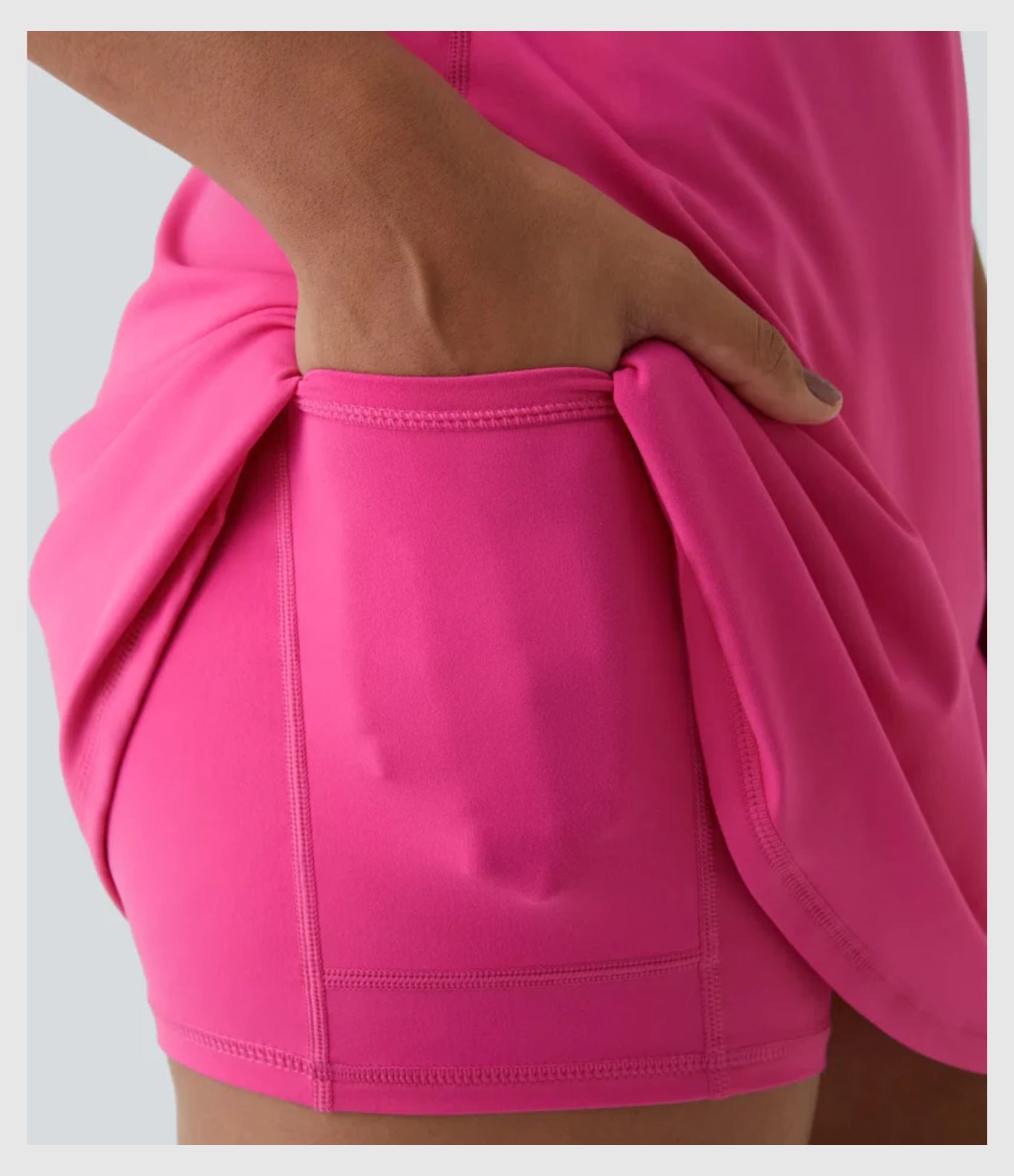 Robe de printemps avec brassière intégrée et shorts